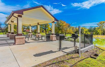 Dominium_Hickory Manor_Outdoor Picnic Pavilion_Amenity